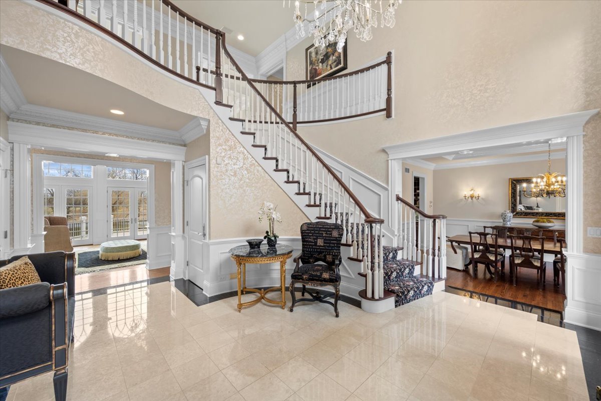 36W555 Stoneleat Road St. Charles, IL 60175 - Photo 8 of 61 Gallery Image 8