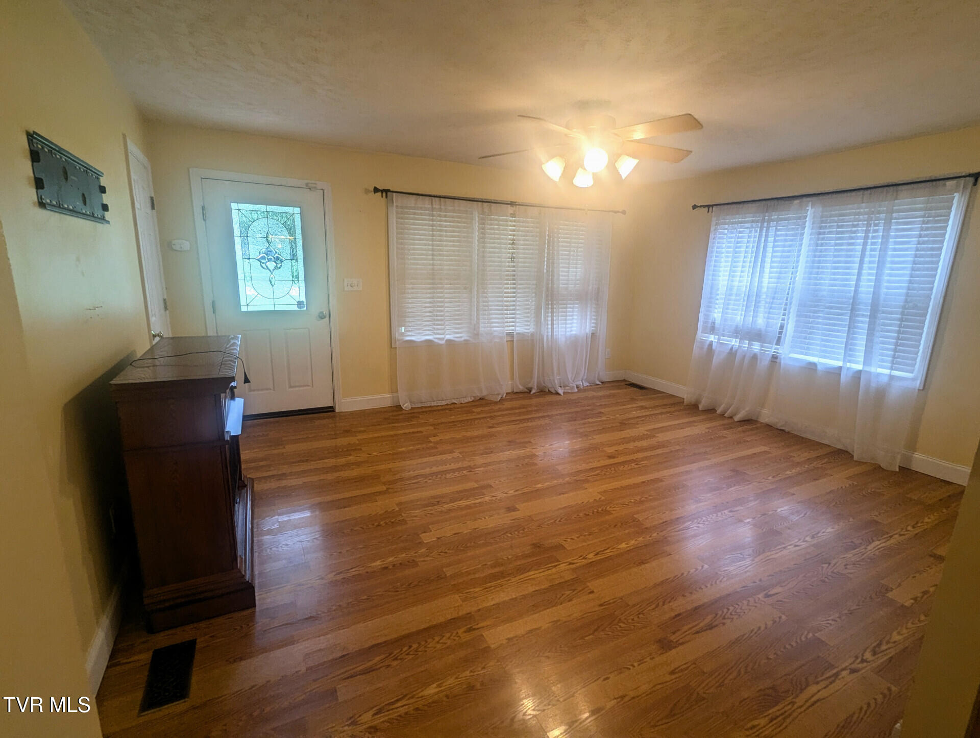 711 Pine Hill Road Elizabethton, TN 37643 - Photo 2 of 18 711PineHillRd_49007_2