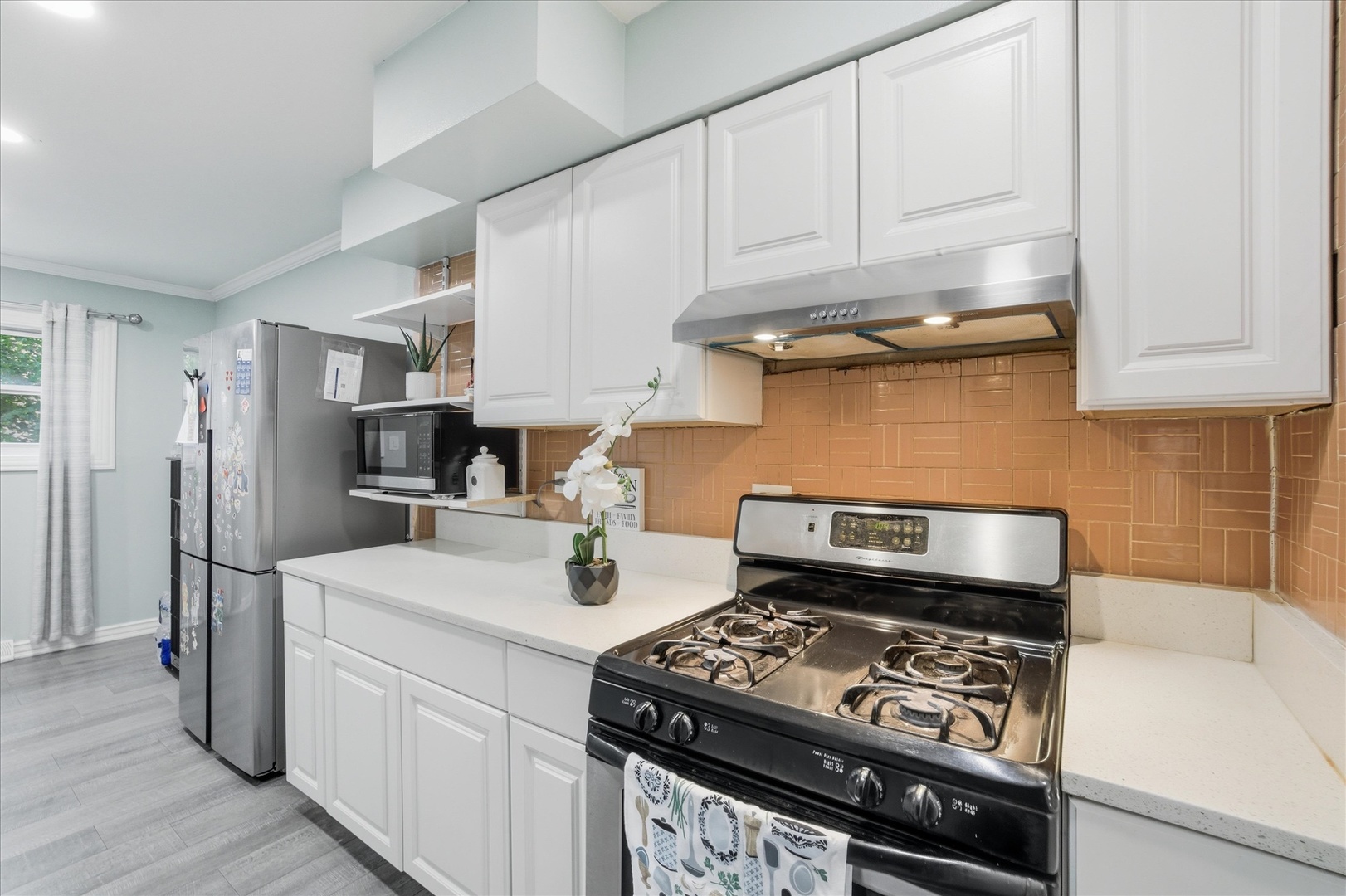 1582 Pennsylvania Avenue Des Plaines, IL 60018 - Photo 11 of 28 a kitchen with a stove and refrigerator