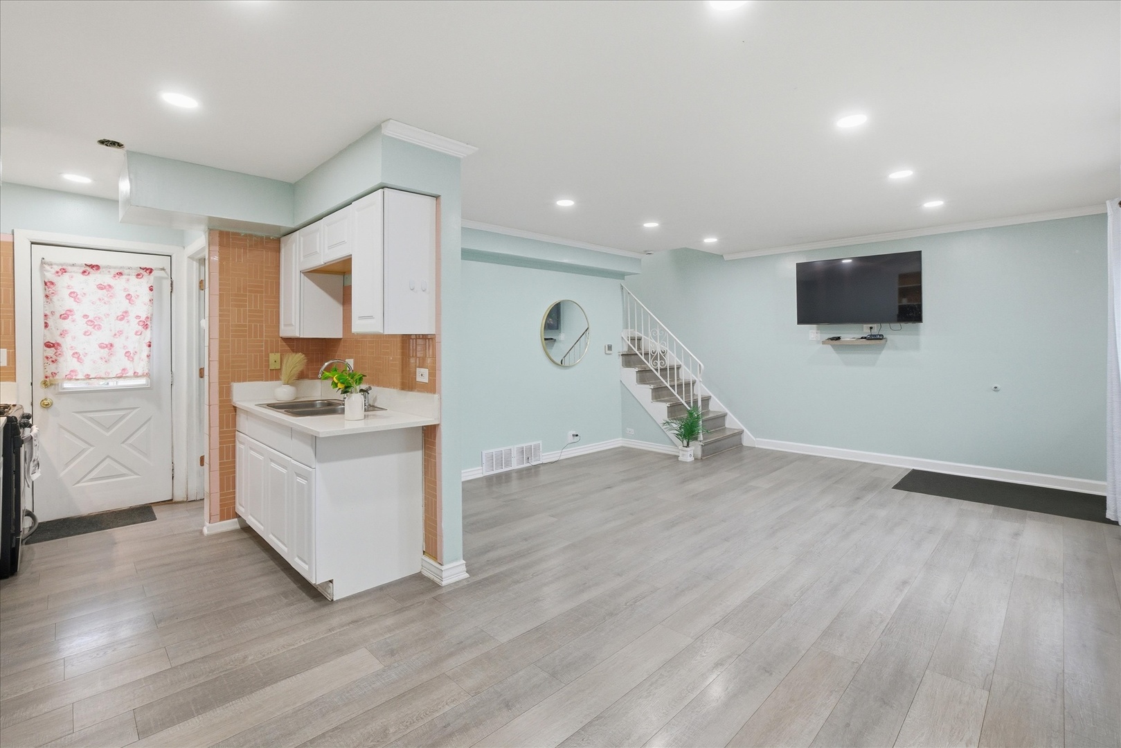 1582 Pennsylvania Avenue Des Plaines, IL 60018 - Photo 7 of 28 a living room with furniture and a flat screen tv