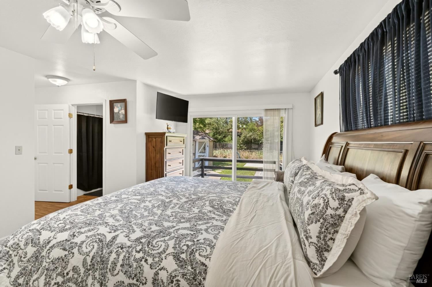 92 Oak Knoll Road Ukiah, CA 95482 - Photo 15 of 35 a bedroom with a large bed and a flat tv screen