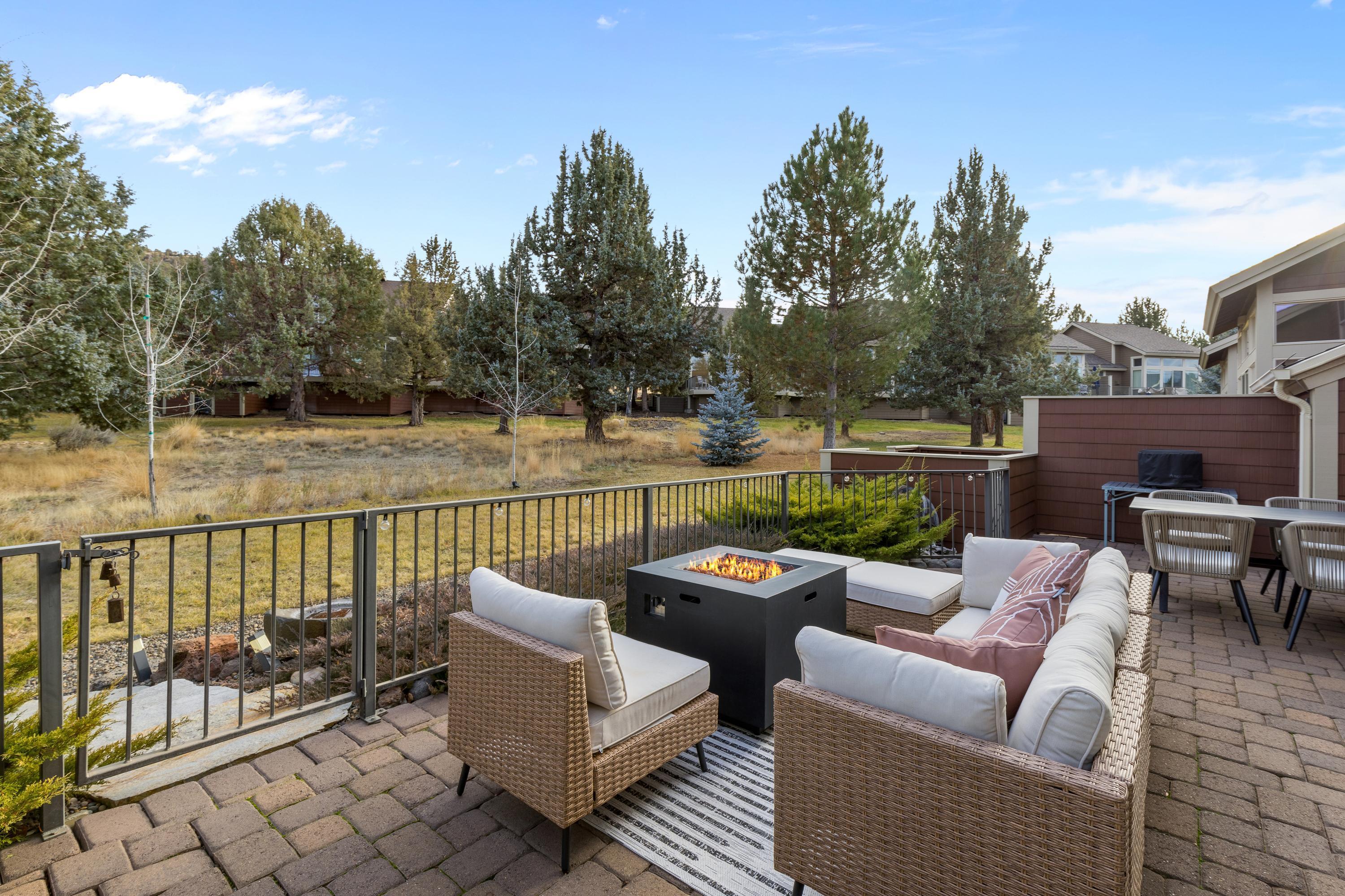 1281 Highland View Loop Redmond, OR 97756 - Photo 29 of 42 Enjoy the territorial views from your back patio while you sit by the fire!