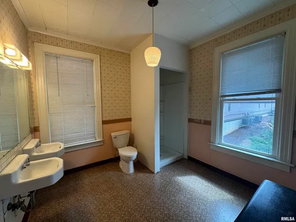 $139,900 | 707 North Brady Street, Davenport, IA 52803