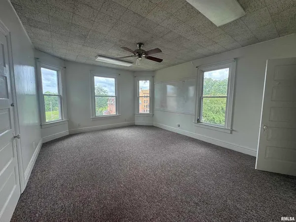 $139,900 | 707 North Brady Street, Davenport, IA 52803