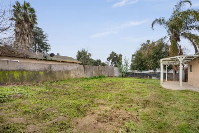 a view of a backyard