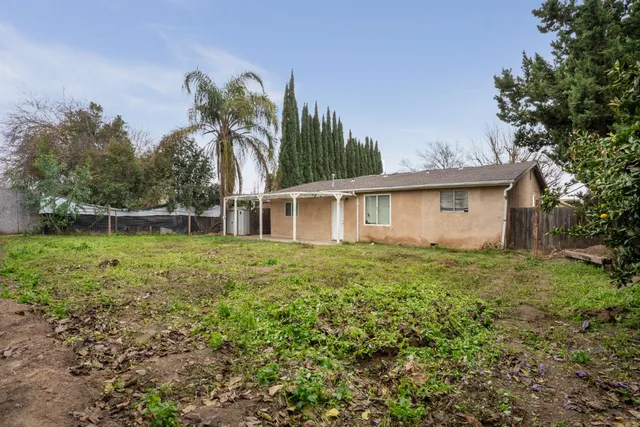 a view of a house with a backyard