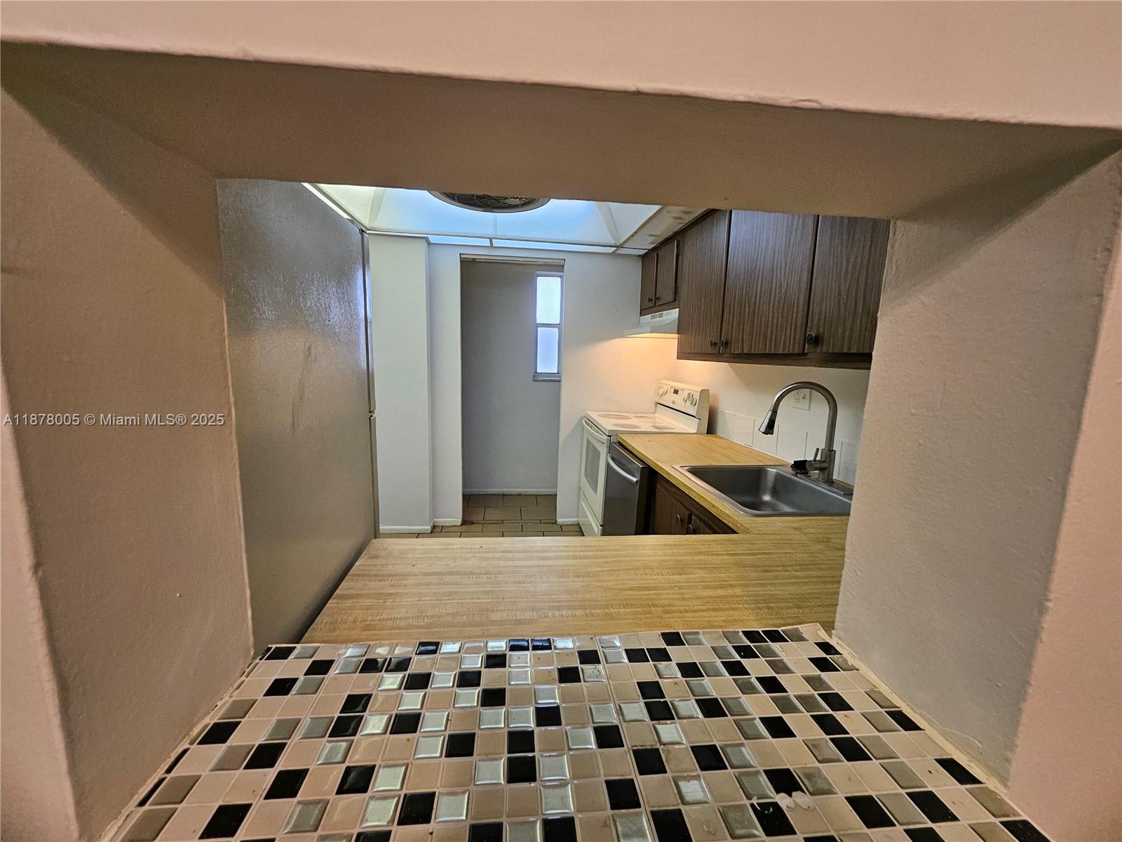 7820 South Colony Circle, Unit 102 Tamarac, FL 33321 - Photo 13 of 51 Pass through counter from the kitchen to the Dining Area