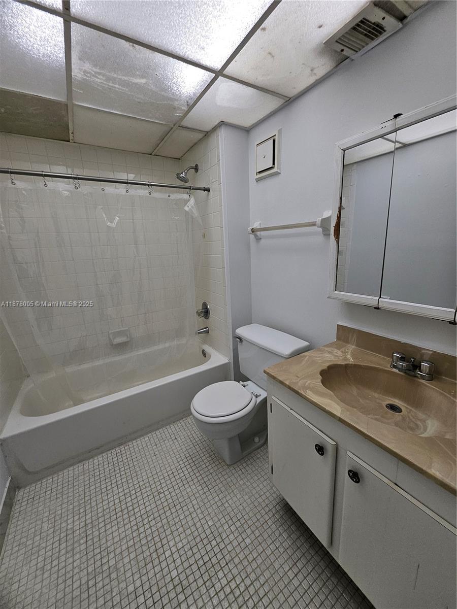 7820 South Colony Circle, Unit 102 Tamarac, FL 33321 - Photo 33 of 51 Master Bathroom