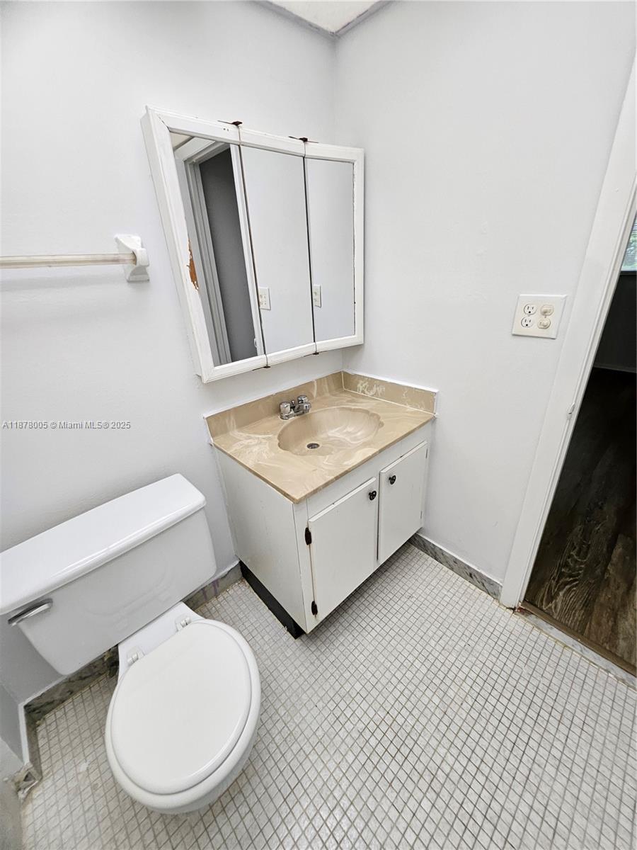 7820 South Colony Circle, Unit 102 Tamarac, FL 33321 - Photo 34 of 51 Master Bathroom