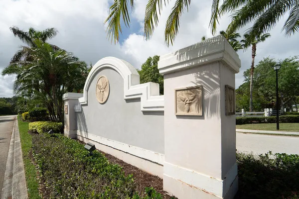 $699,000 | 527 Northwest Bellworth Place, Jensen Beach, FL 34957