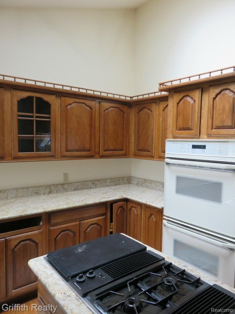 20563 Wasson Road Pinckney, MI 48169 - Photo 18 of 44 Good view of vaulted kitchen, jennair cook island, double ovens...the oak floors are in this shot