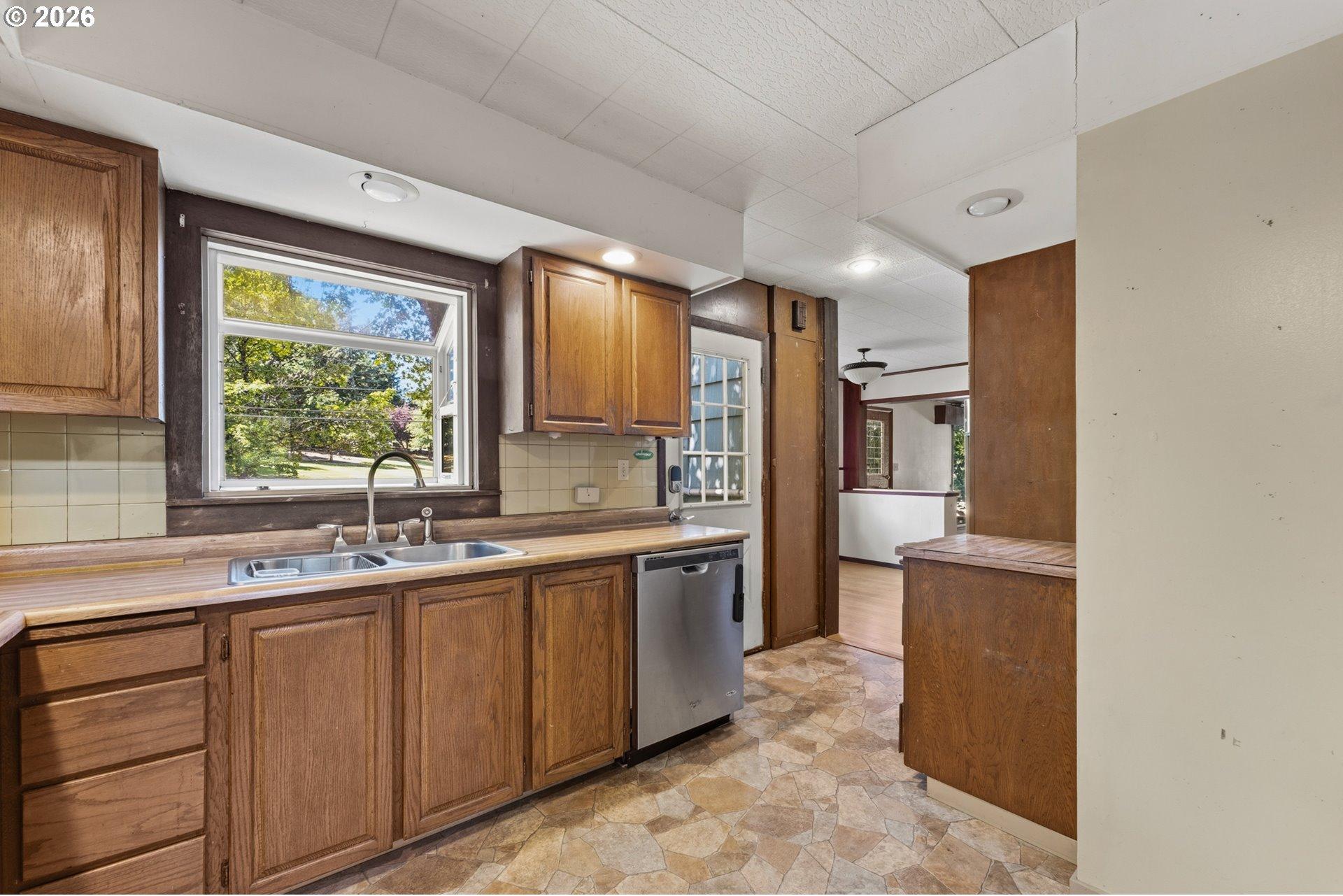 7526 Southwest Capitol Hill Road Portland, OR 97219 - Photo 11 of 27 Gallery Image 11