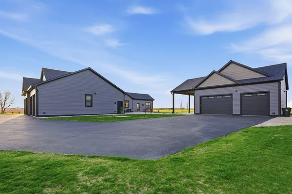 $989,900 | 2401 North 4350th Road, Sheridan, IL 60551