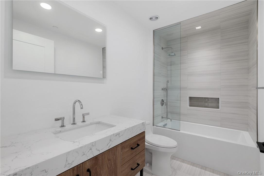 100 Pondfield Road, Unit 3A Bronxville, NY 10708 - Photo 12 of 22 Hall bath