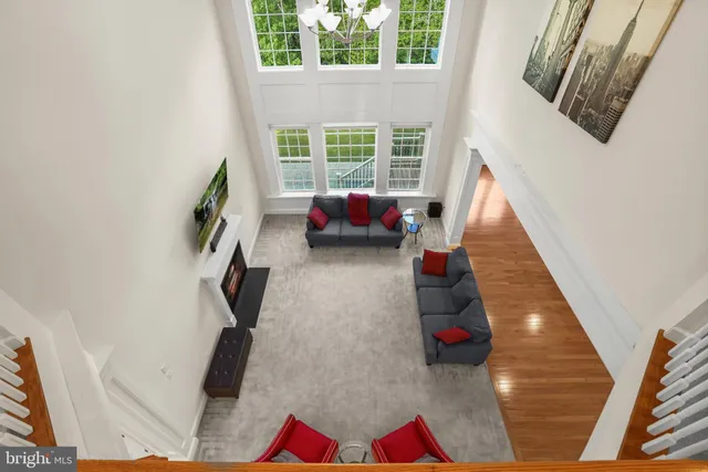 a view of entryway and livingroom