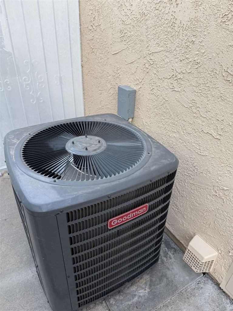3270 Edgemont Court San Bernardino, CA 92405 - Photo 27 of 44 a close view of stove