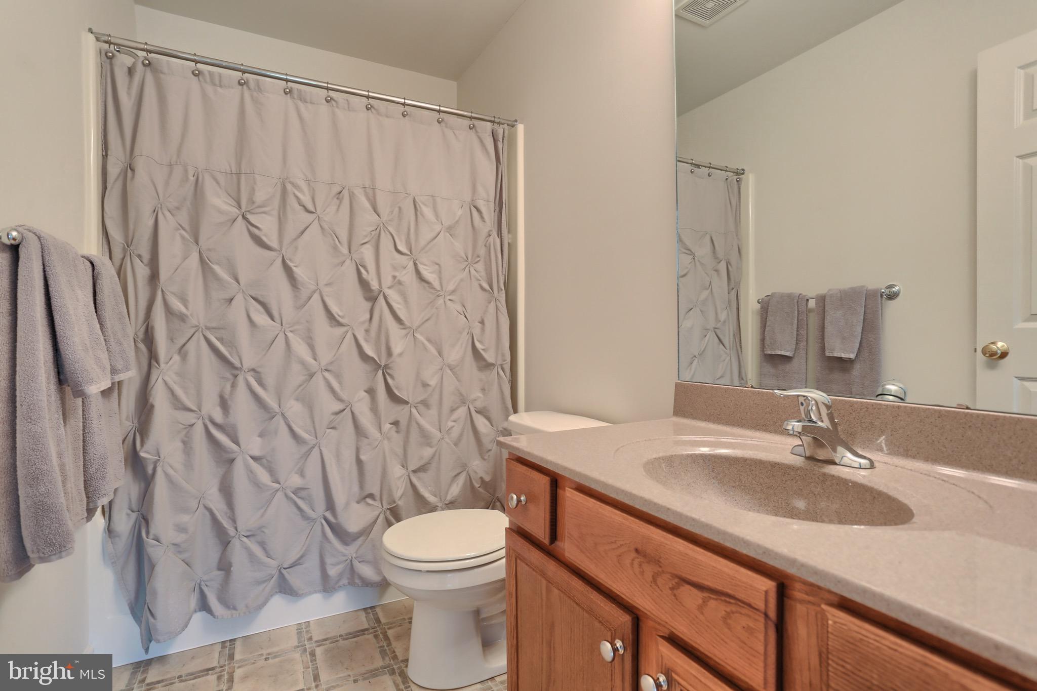 576 Fox Ridge Lane Lebanon, PA 17042 - Photo 27 of 34 Second Floor Full Bath