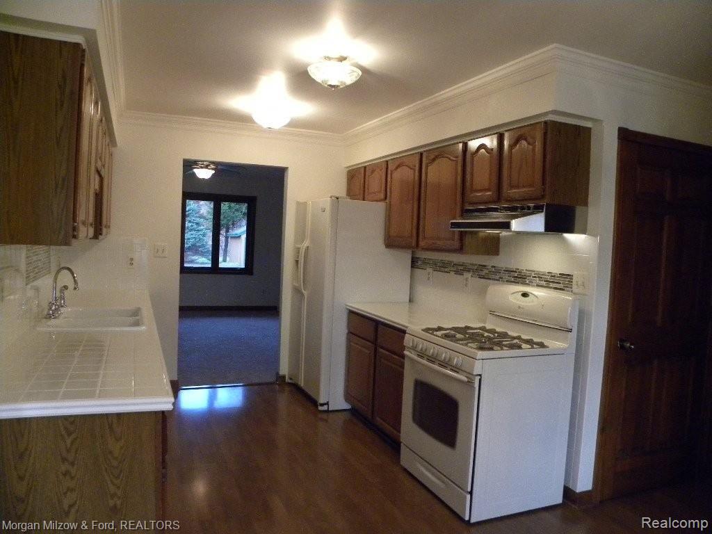 6966 Cranberry Lake Road Clarkston, MI 48348 - Photo 9 of 21 Galley Kitchen.jpg