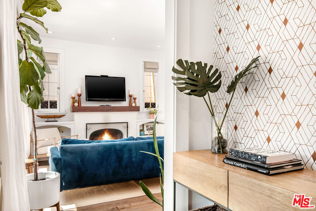 911 Superba Avenue Venice, CA 90291 - Photo 2 of 37