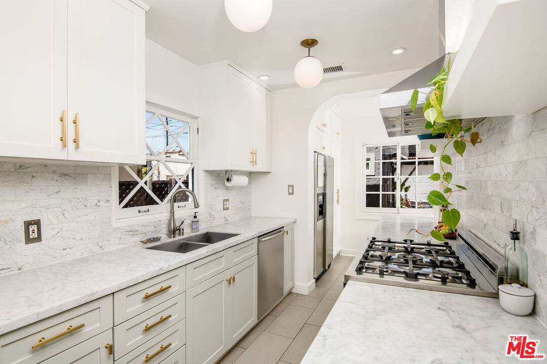 911 Superba Avenue Venice, CA 90291 - Photo 13 of 37