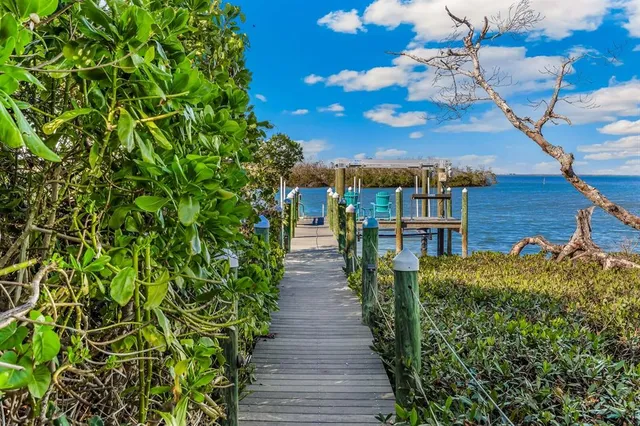 a view of a pathway in outside of the house