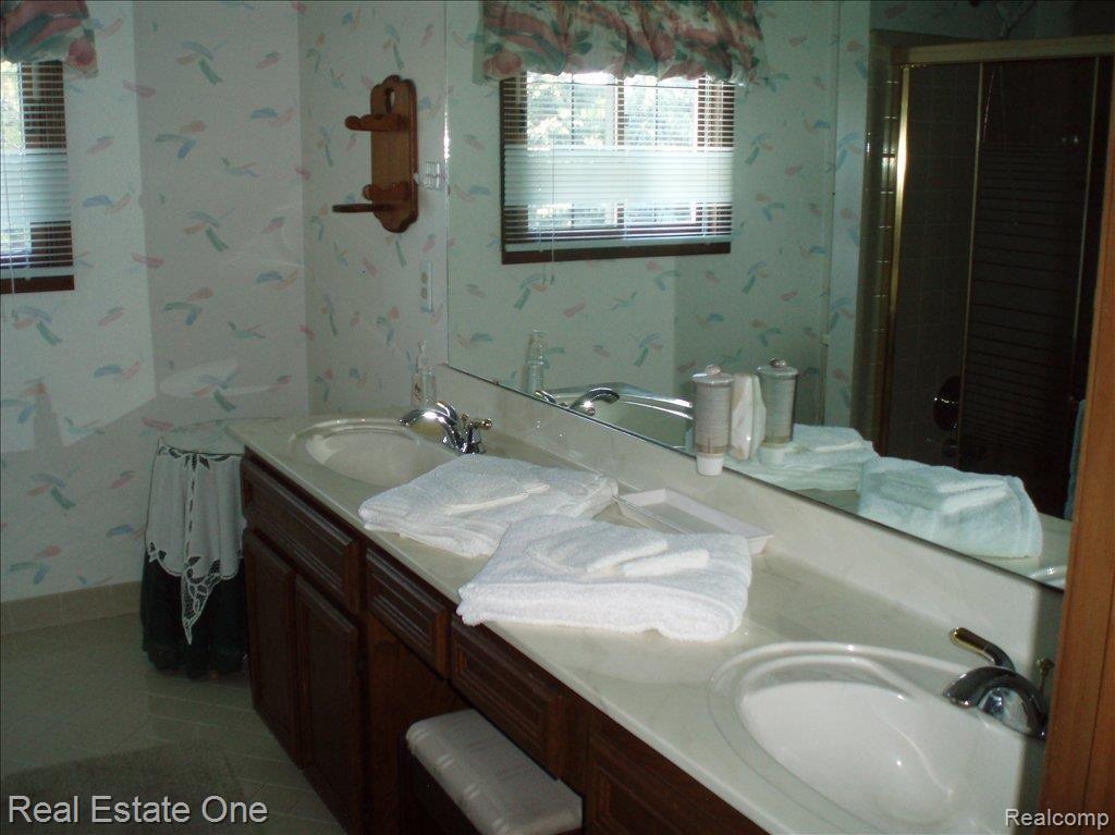 672 Sunlight Drive Rochester, MI 48309 - Photo 15 of 21 Main Bath