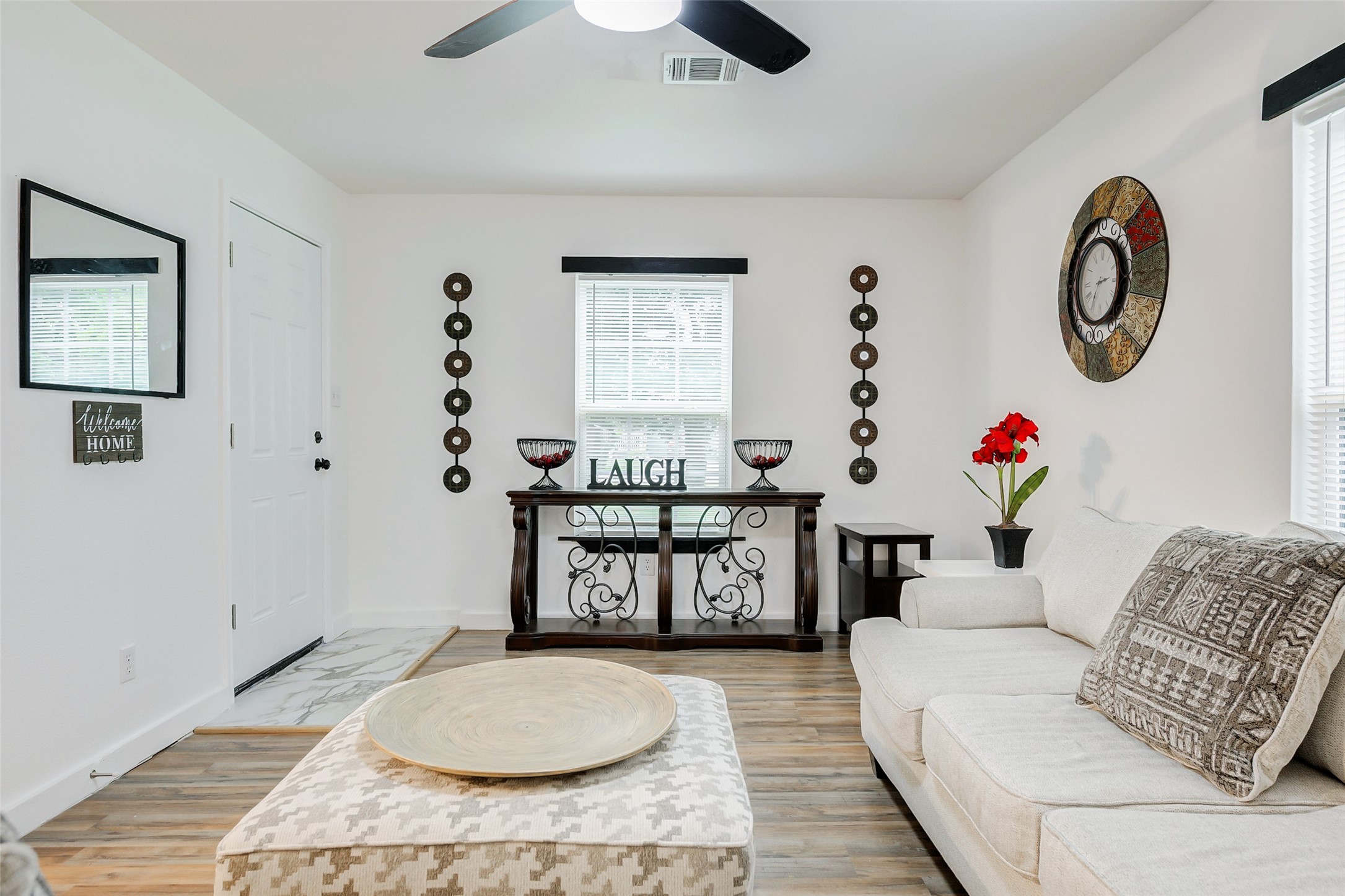 706 Beaumont Street Anahuac, TX 77514 - Photo 26 of 39 a living room with furniture