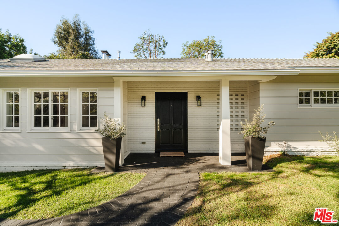 10101 Angelo Circle Beverly Hills, CA 90210 - Photo 2 of 7 front view of a house