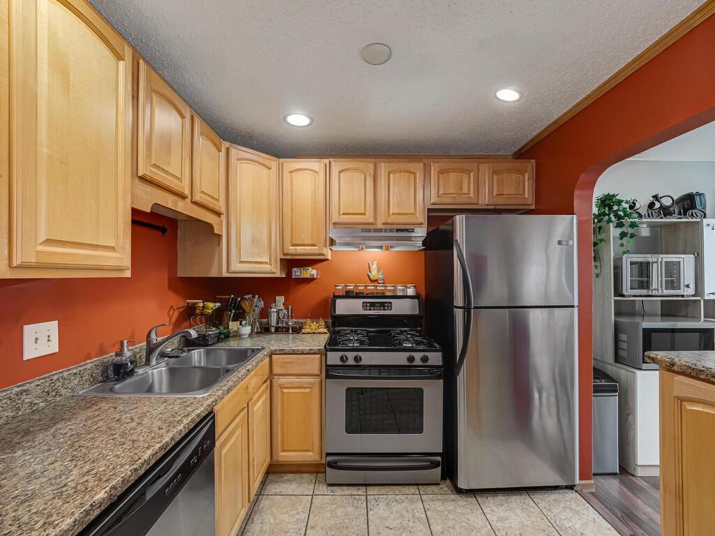 2708 Terraceview Court Plymouth, MN 55447 - Photo 9 of 24