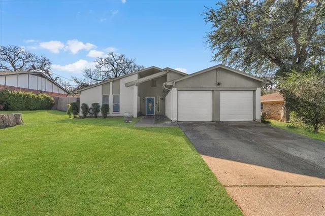 $300,000 | 4704 Burning Springs Drive, Arlington, TX 76017
