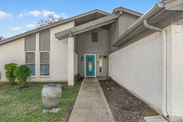 $300,000 | 4704 Burning Springs Drive, Arlington, TX 76017
