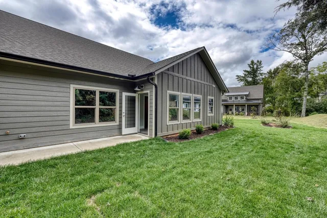 a view of front of a house with a yard
