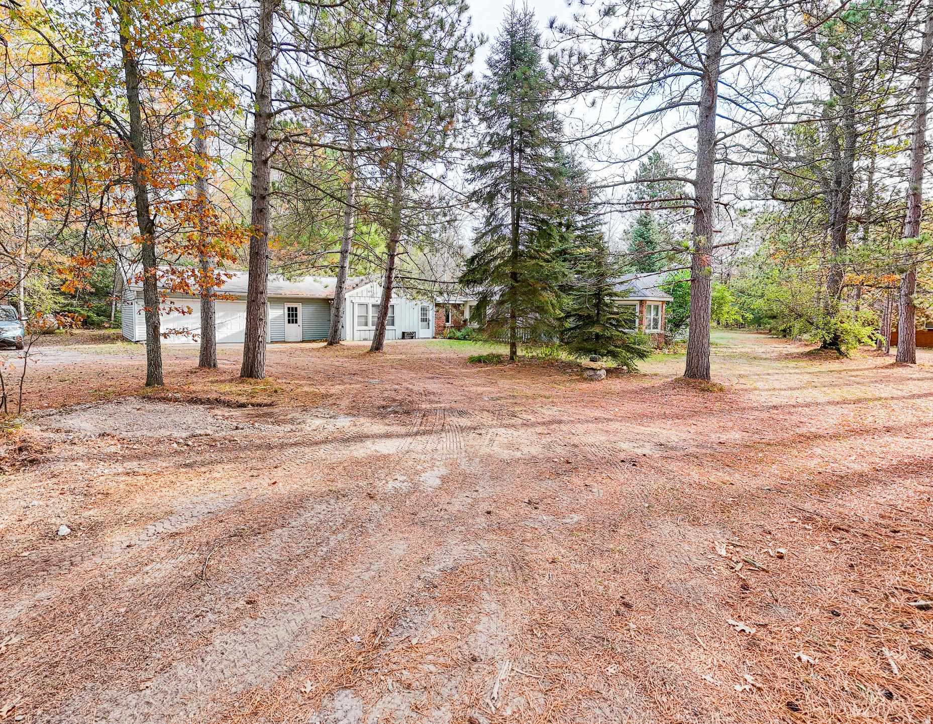 9851 South Oak Road Roscommon, MI 48653 - Photo 2 of 39 1928139-f4f8f160-555c-4c85-be06-ae805ae69d79.JPG