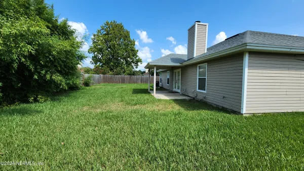 a view of a back yard