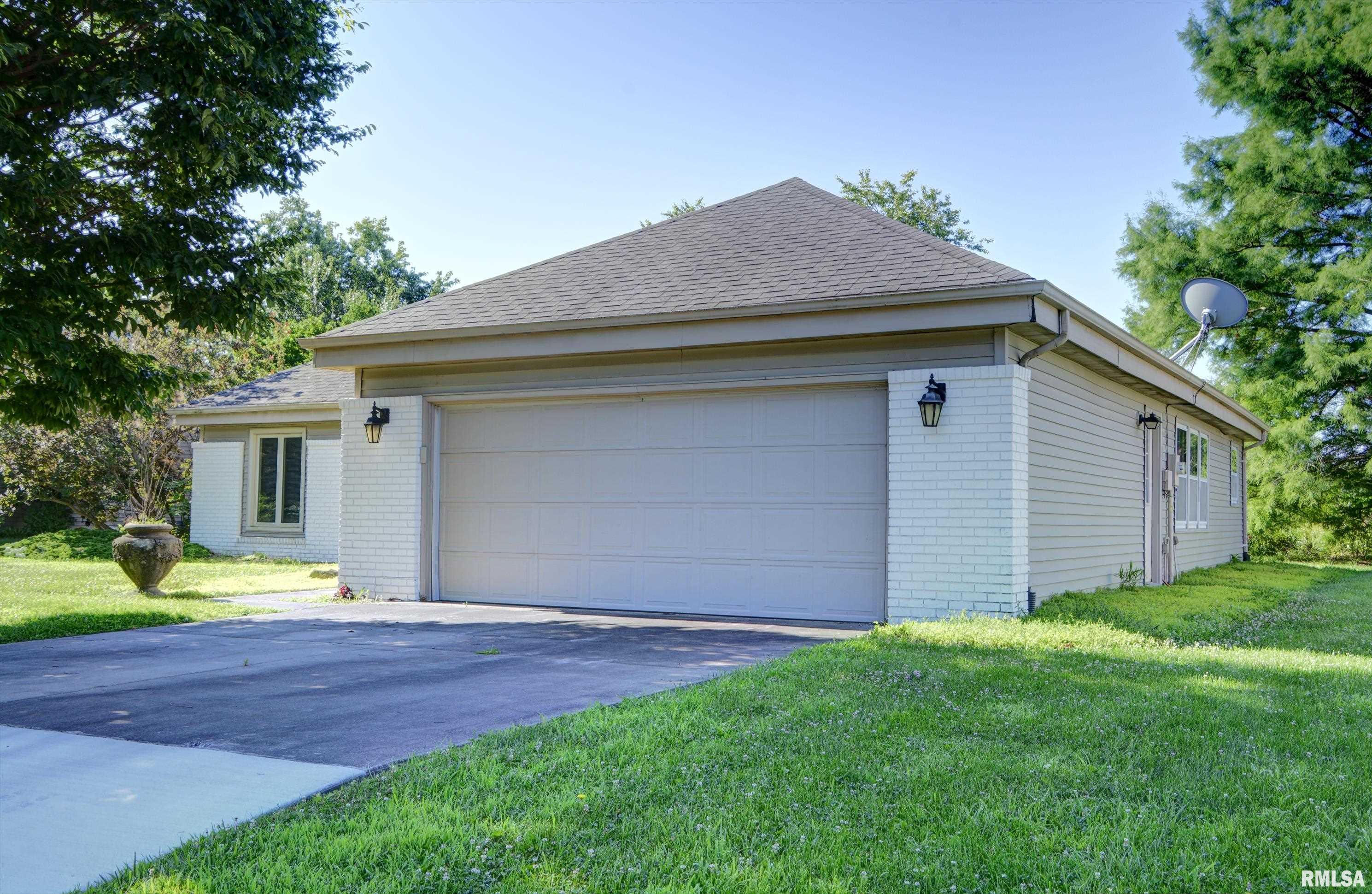 1925 Riverview Drive Macomb, IL 61455 - Photo 2 of 19