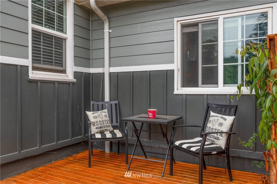 732 Coal Creek Road Longview, WA 98632 - Photo 2 of 35 a patio with table and chairs and potted plants