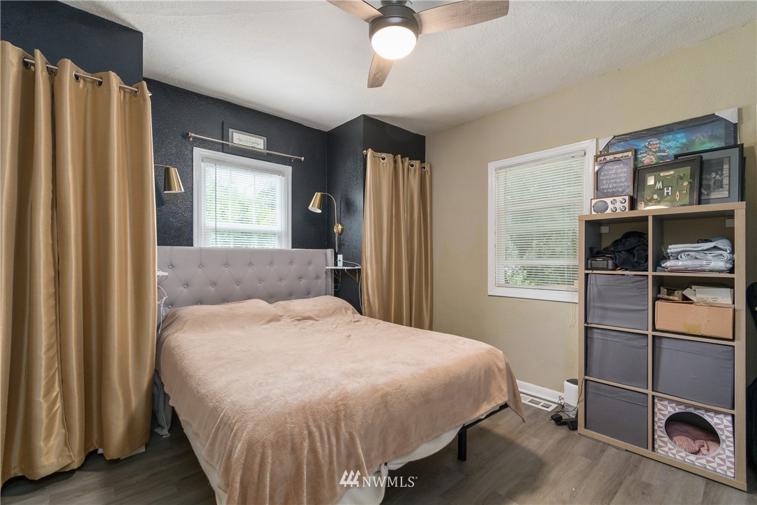 732 Coal Creek Road Longview, WA 98632 - Photo 12 of 35 a bedroom with a bed and a window