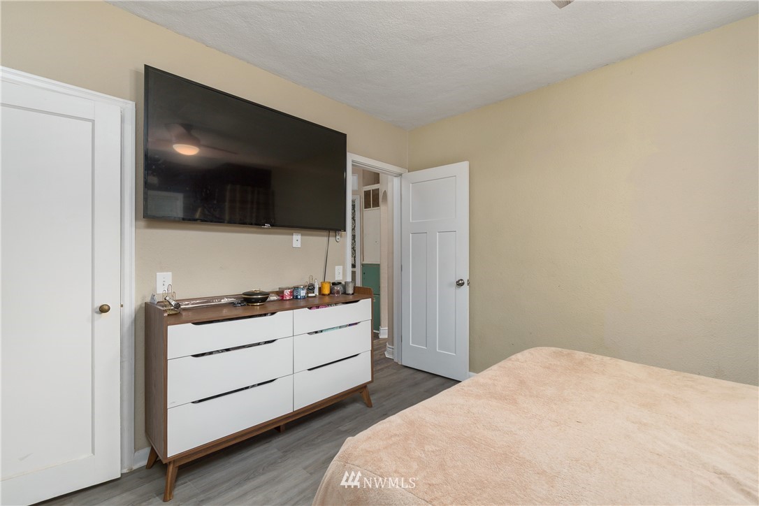 732 Coal Creek Road Longview, WA 98632 - Photo 13 of 35 a bedroom with a bed and a flat screen tv