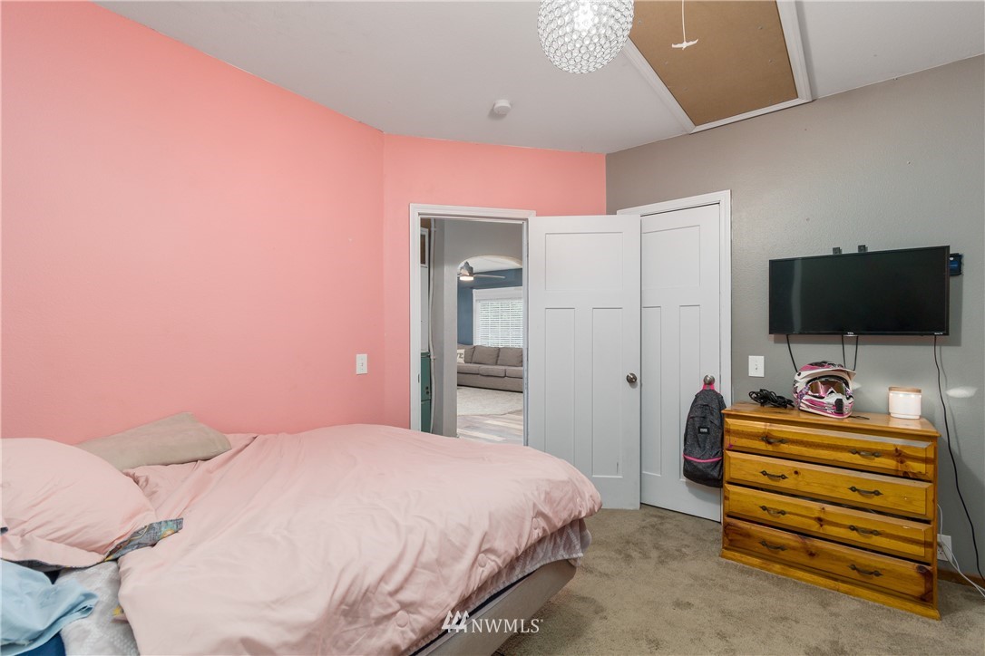 732 Coal Creek Road Longview, WA 98632 - Photo 14 of 35 a bedroom with a bed and a flat screen tv