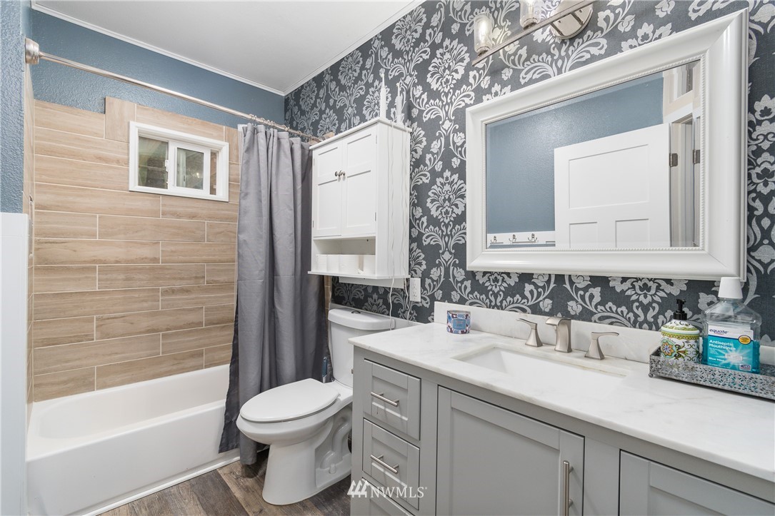 732 Coal Creek Road Longview, WA 98632 - Photo 15 of 35 a bathroom with a sink a toilet and shower