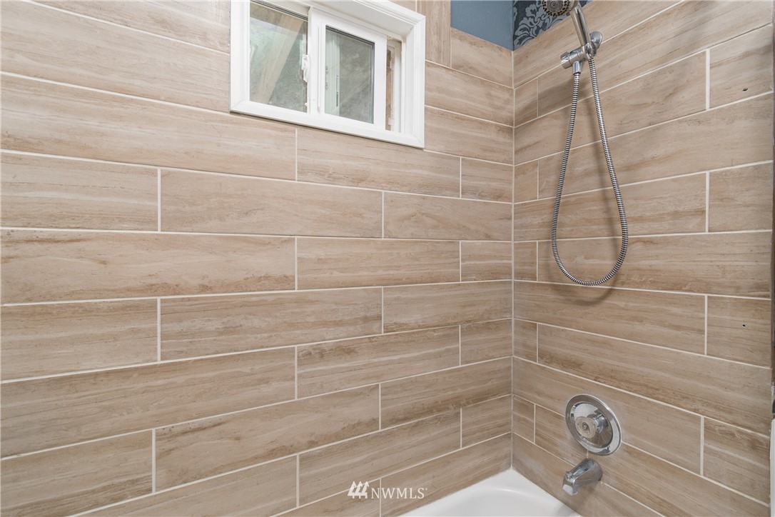 732 Coal Creek Road Longview, WA 98632 - Photo 16 of 35 a close up of a shower