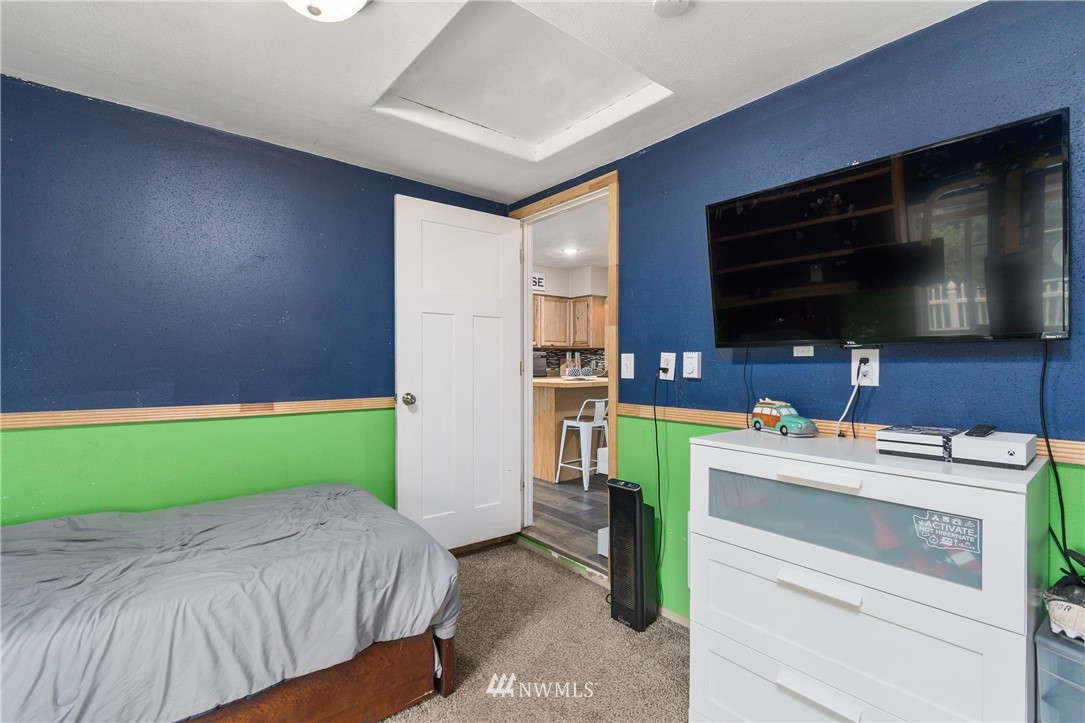 732 Coal Creek Road Longview, WA 98632 - Photo 17 of 35 a room with a bed and a television