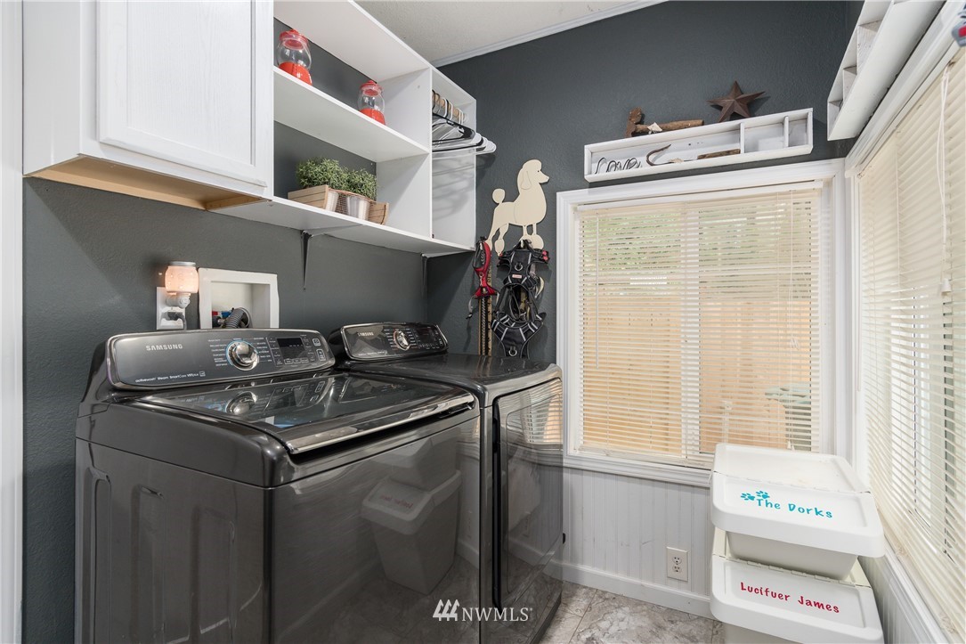 732 Coal Creek Road Longview, WA 98632 - Photo 19 of 35 a kitchen with a stove and a microwave