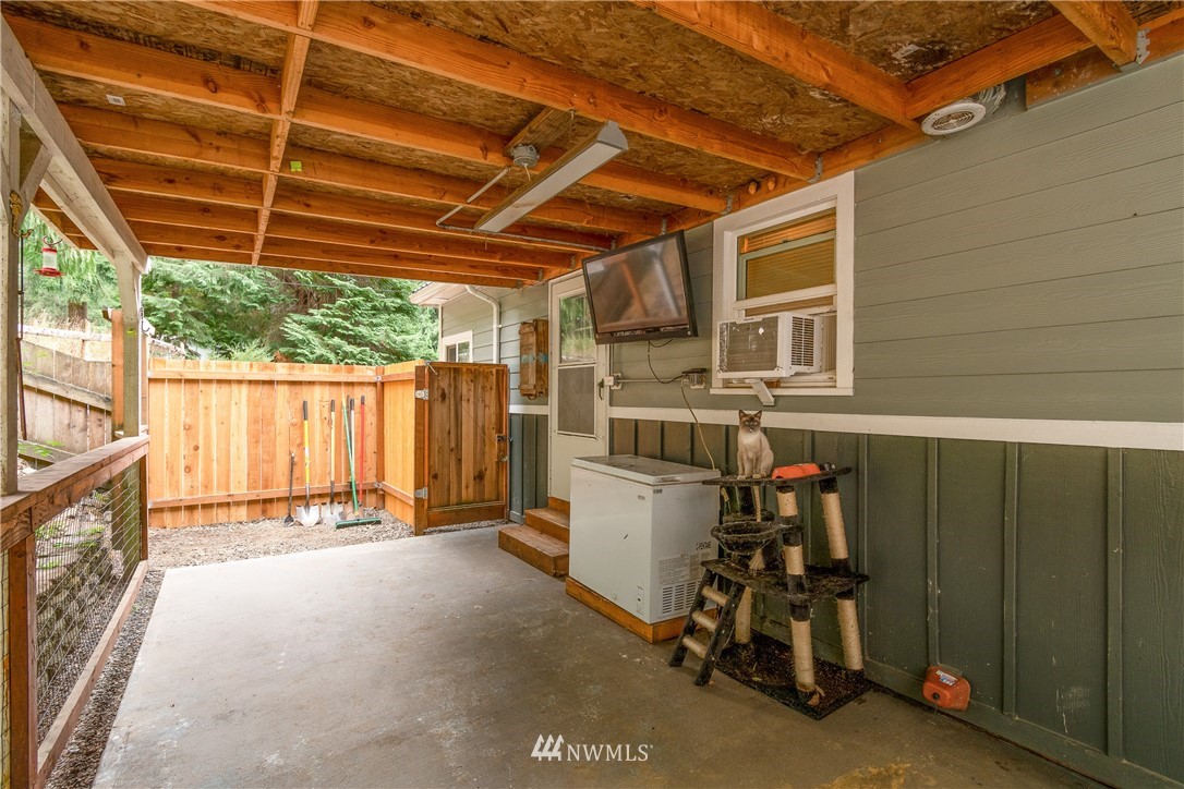 732 Coal Creek Road Longview, WA 98632 - Photo 21 of 35 a view of a room with gym equipment
