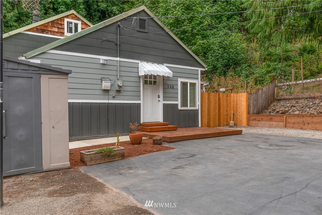 732 Coal Creek Road Longview, WA 98632 - Photo 4 of 35 a backyard of a house with barbeque oven and outdoor seating