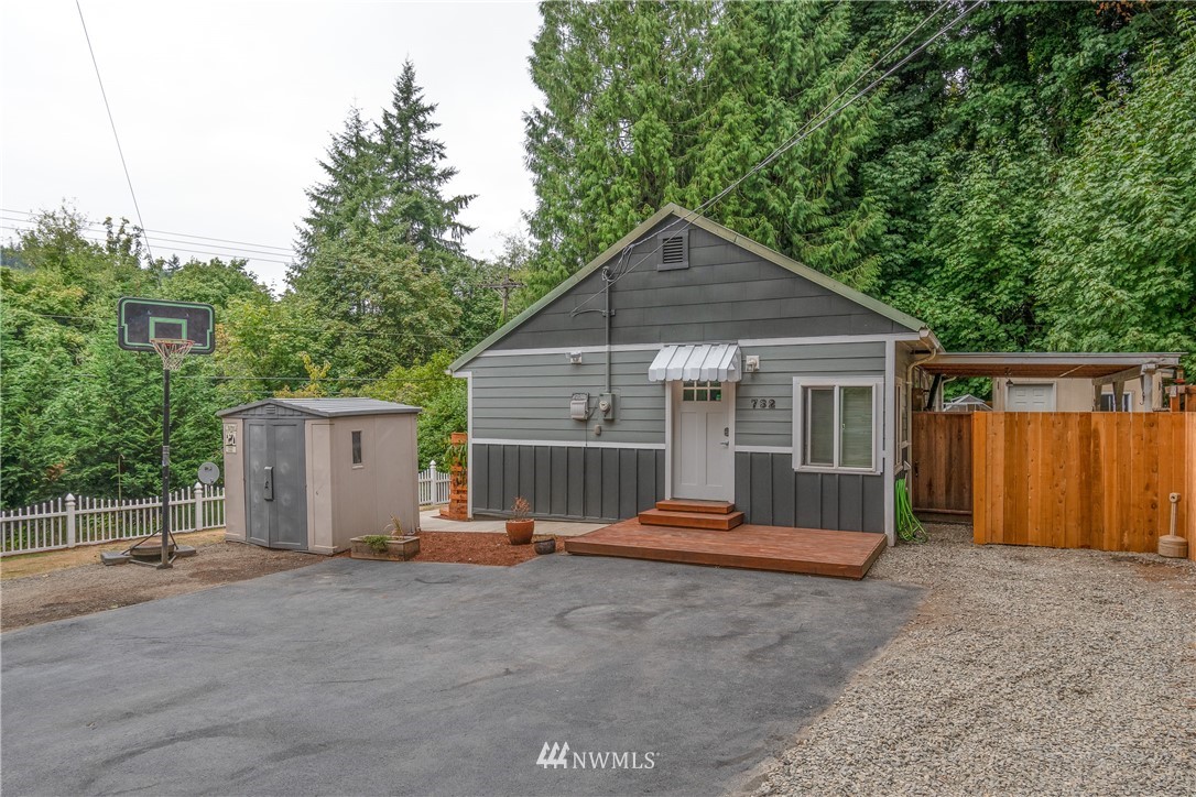 732 Coal Creek Road Longview, WA 98632 - Photo 5 of 35 a view of backyard with small cabin