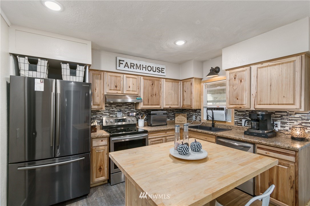 732 Coal Creek Road Longview, WA 98632 - Photo 6 of 35 a kitchen with refrigerator and stove