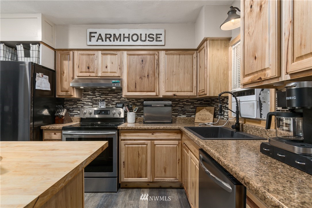 732 Coal Creek Road Longview, WA 98632 - Photo 8 of 35 a kitchen with stainless steel appliances granite countertop a stove a sink and a refrigerator