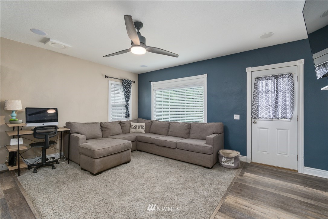 732 Coal Creek Road Longview, WA 98632 - Photo 10 of 35 a living room with furniture and a window