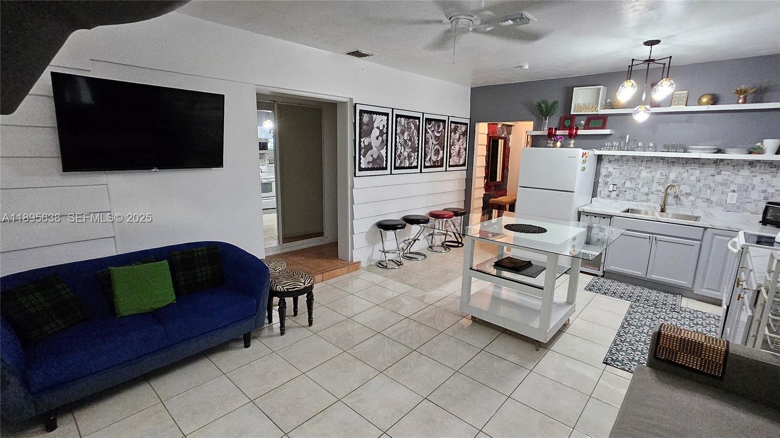 4201 Southwest 60th Place, Unit 2 Miami, FL 33155 - Photo 3 of 14 Photo 3